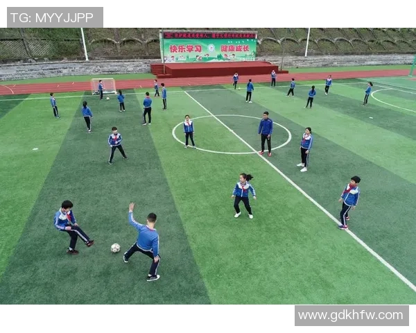 快乐的一年级小朋友们在操场上踢足球的精彩瞬间